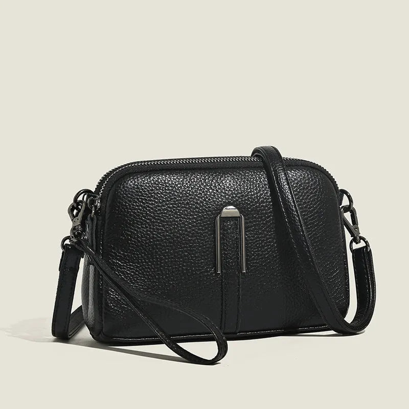 Genuine leather women's shoulder bag in horizontal square shape measuring 19x13x6cm