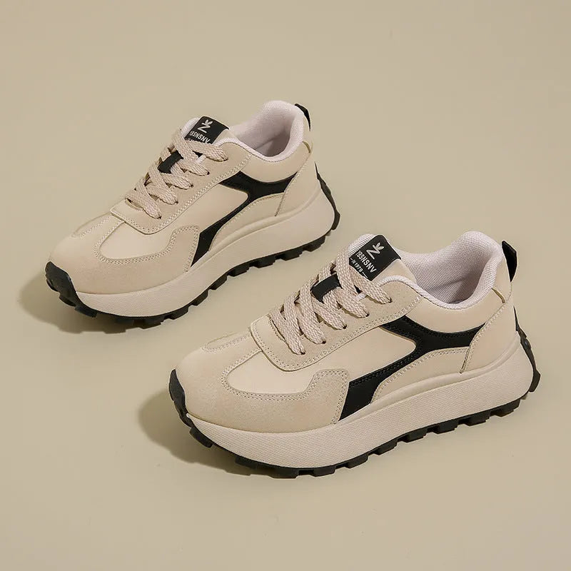 Women's low-top sports shoes in card black with mesh lining, rubber sole, and front lace-up closure