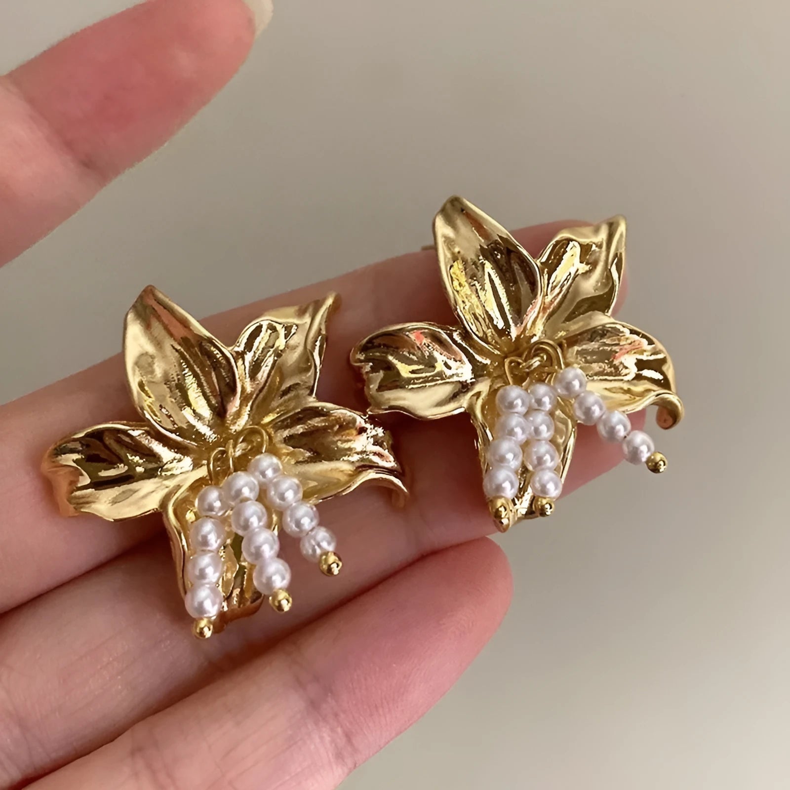 Gold H1795 metal pearl flower earrings with exaggerated floral design for women