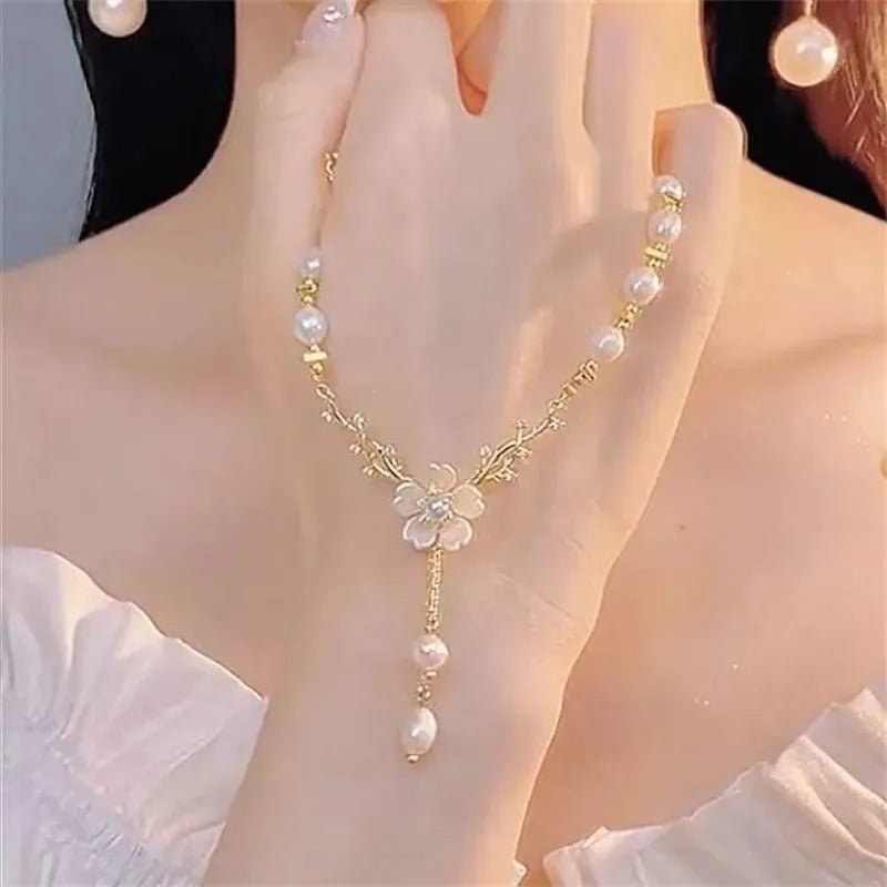 Alloy pearl flower necklace with floral chain design in Q9 colour for women's fashion jewellery