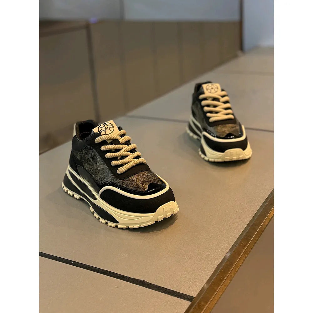 Retro lace-up platform shoes with a thick sole and round toe in synthetic leather.