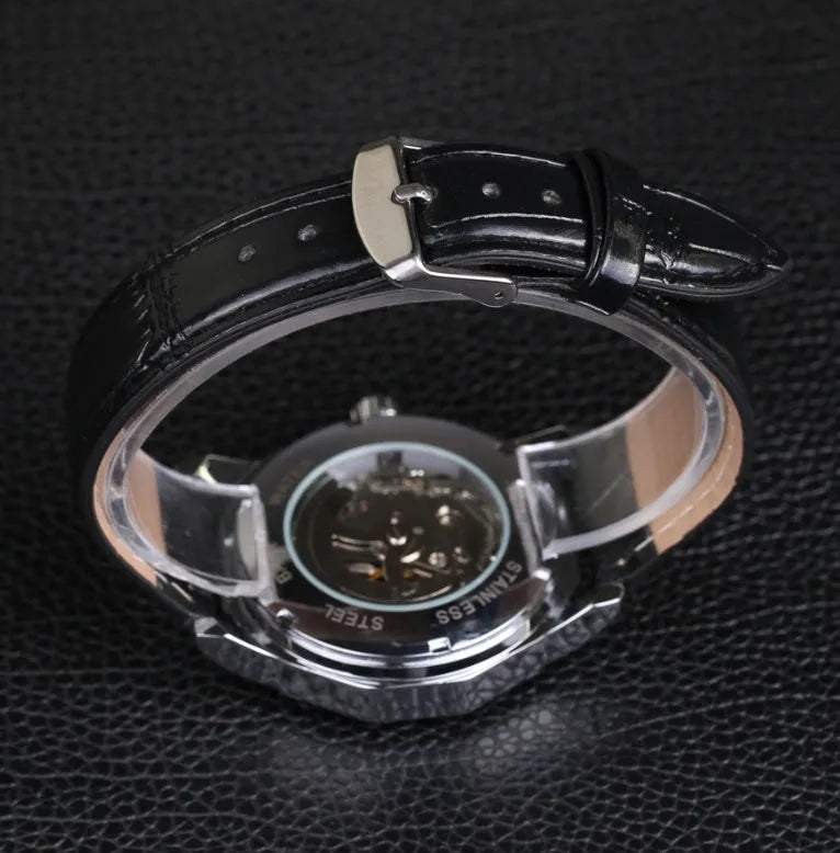 Aqua wristwatch with 4.2 cm surface width, 25.5 cm total length, shown in Black or White.