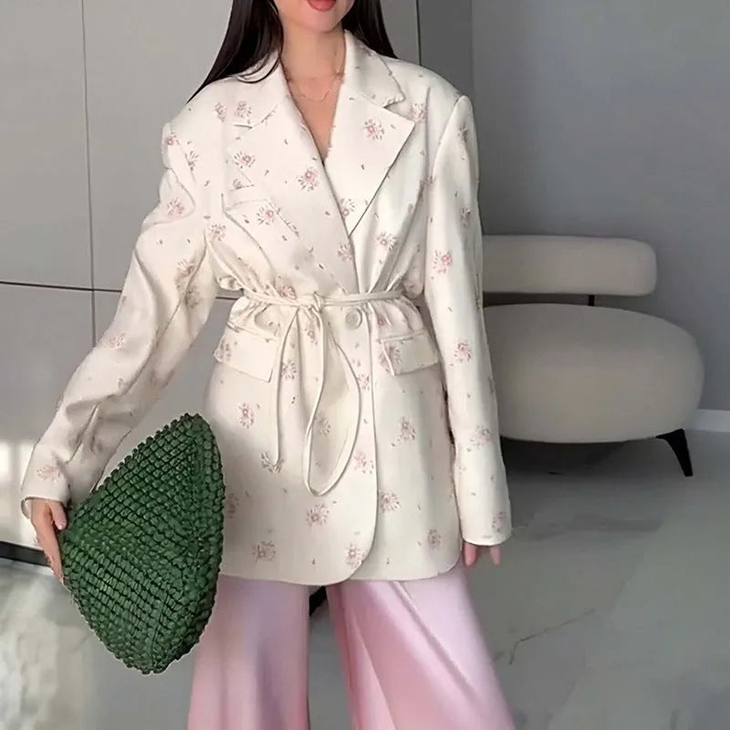 Collar lace-up waist-tight suit jacket in floral print on white background with long sleeves