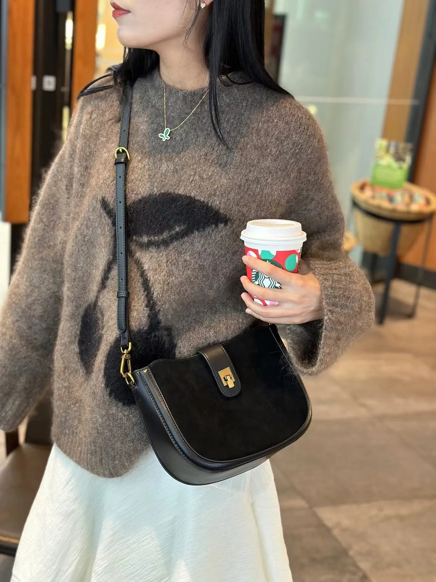 Genuine leather women's one-shoulder crossbody bag in black with sandwich pocket design