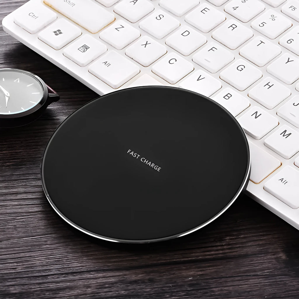 Ultra-thin wireless charging pad in black, red, white, or yellow with 98x98x6.5mm dimensions