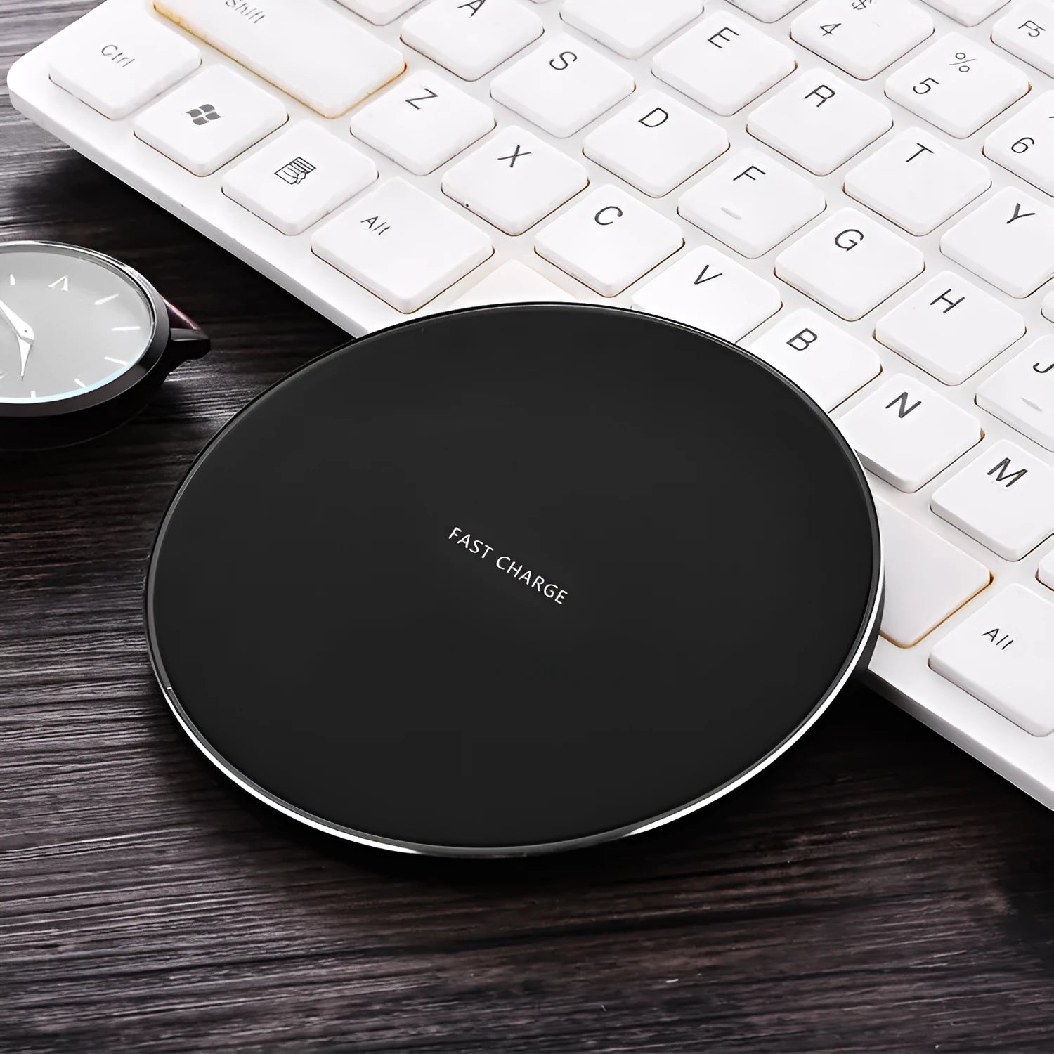 Ultra-thin wireless charging pad in black, red, white, or yellow with 98x98x6.5mm dimensions