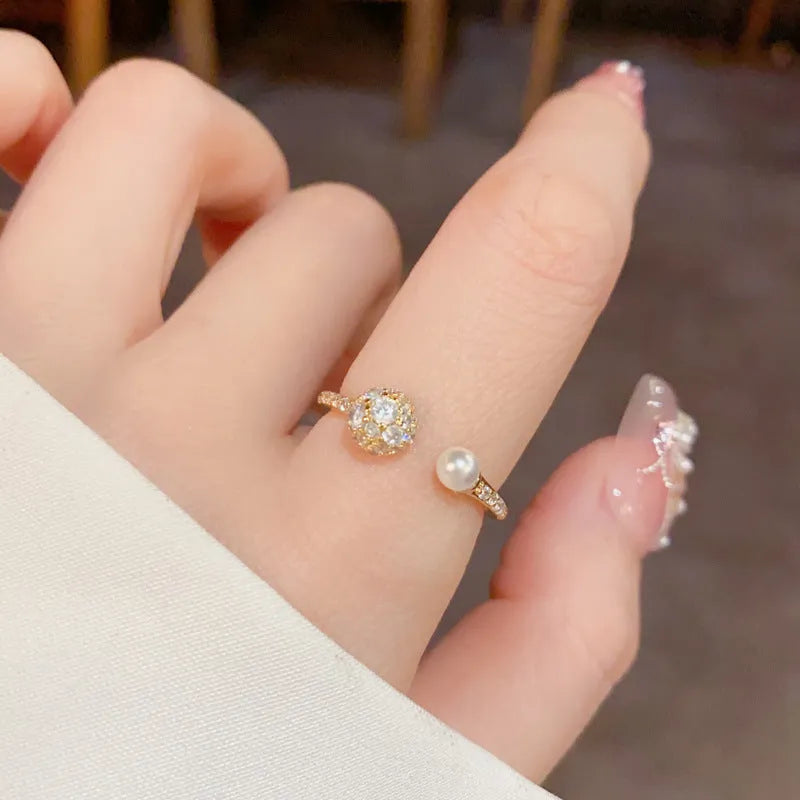 Open-end women's ring with round zircon stones and geometric design in gold plating