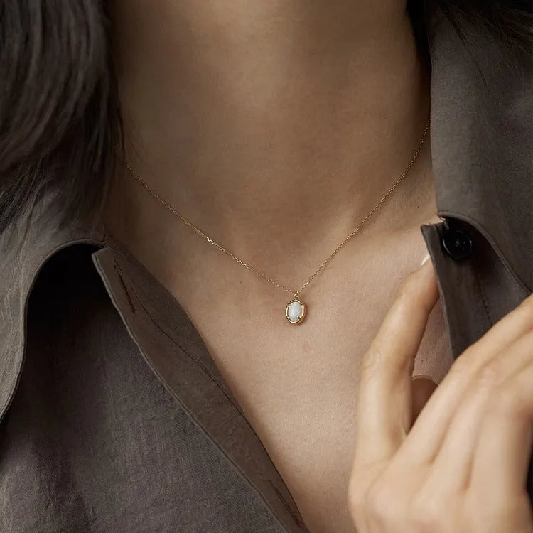 Geometric oval pendant necklace in 925 silver with gold plating on a model