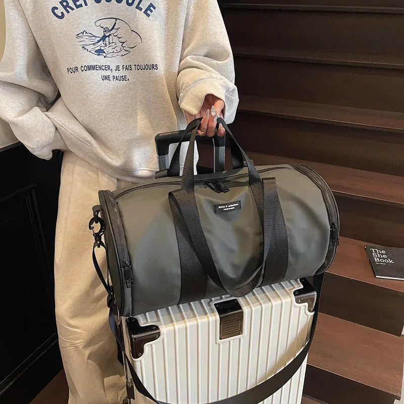 Waterproof Oxford cloth sports handbag in three colour options for men and women