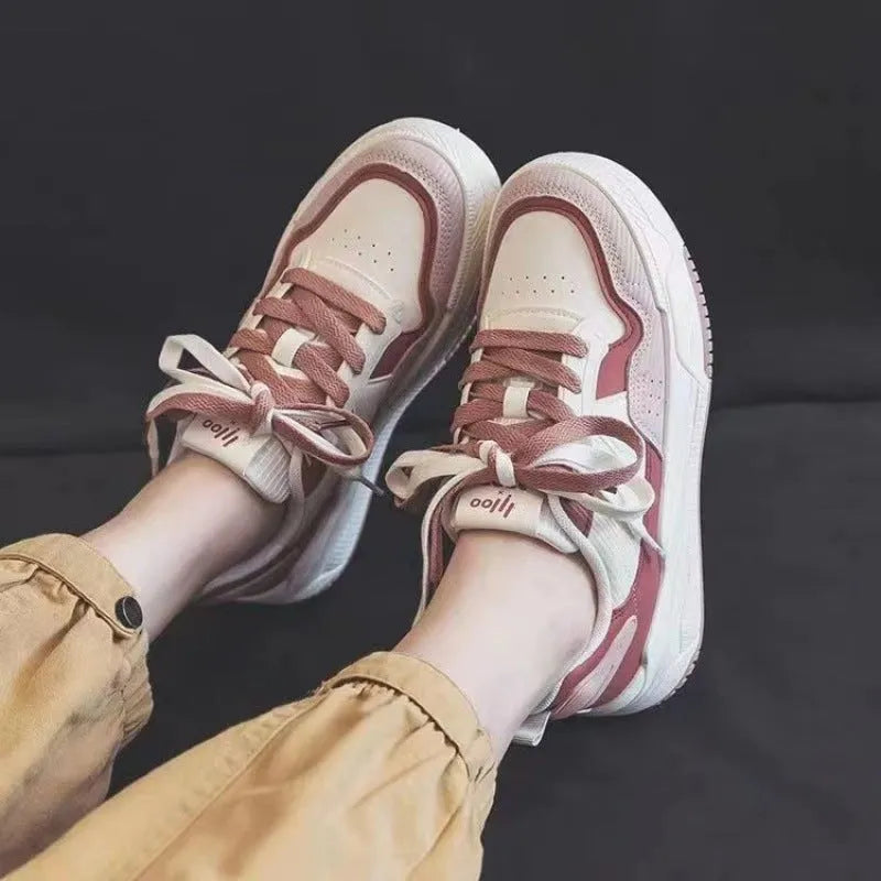 Low-top sneakers in beige and pink with 2.5cm rubber sole and imitation leather lining