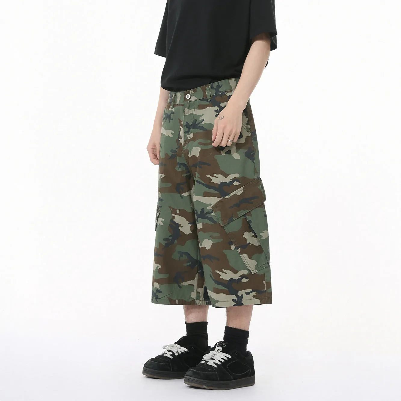 Cotton men's camouflage jeans with wide leg loose fit, cropped length, side stitching, and large pockets