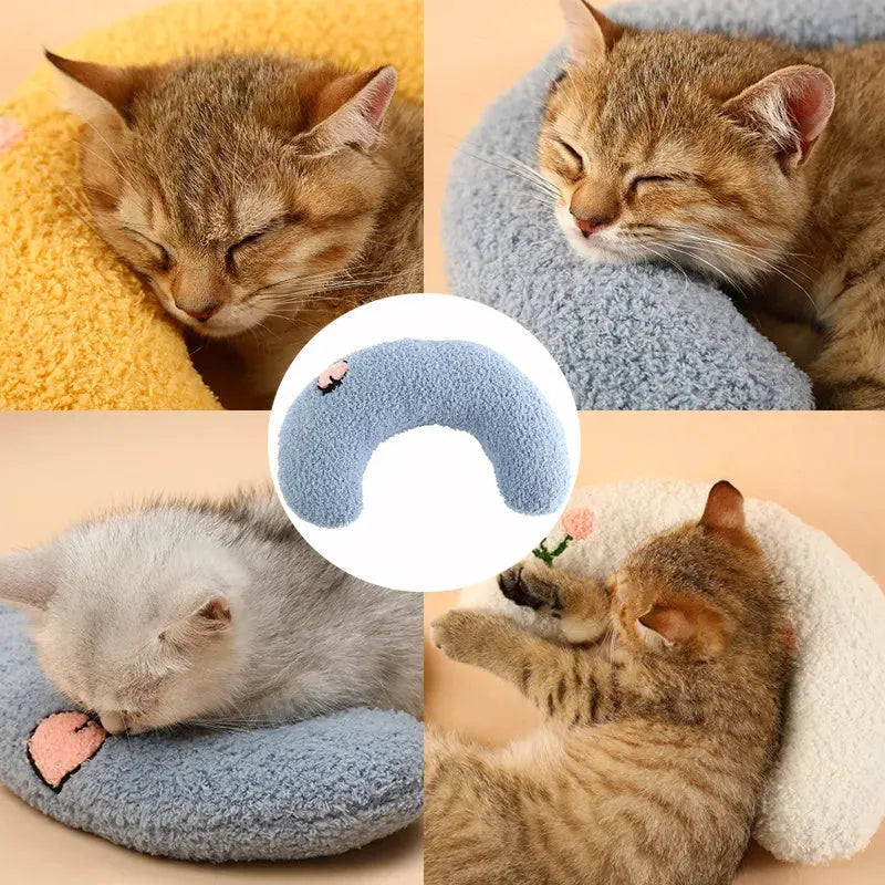 U-shaped pet pillow measuring 27x17x6cm with quilted faux fur surface for cats and small dogs up to 10lbs