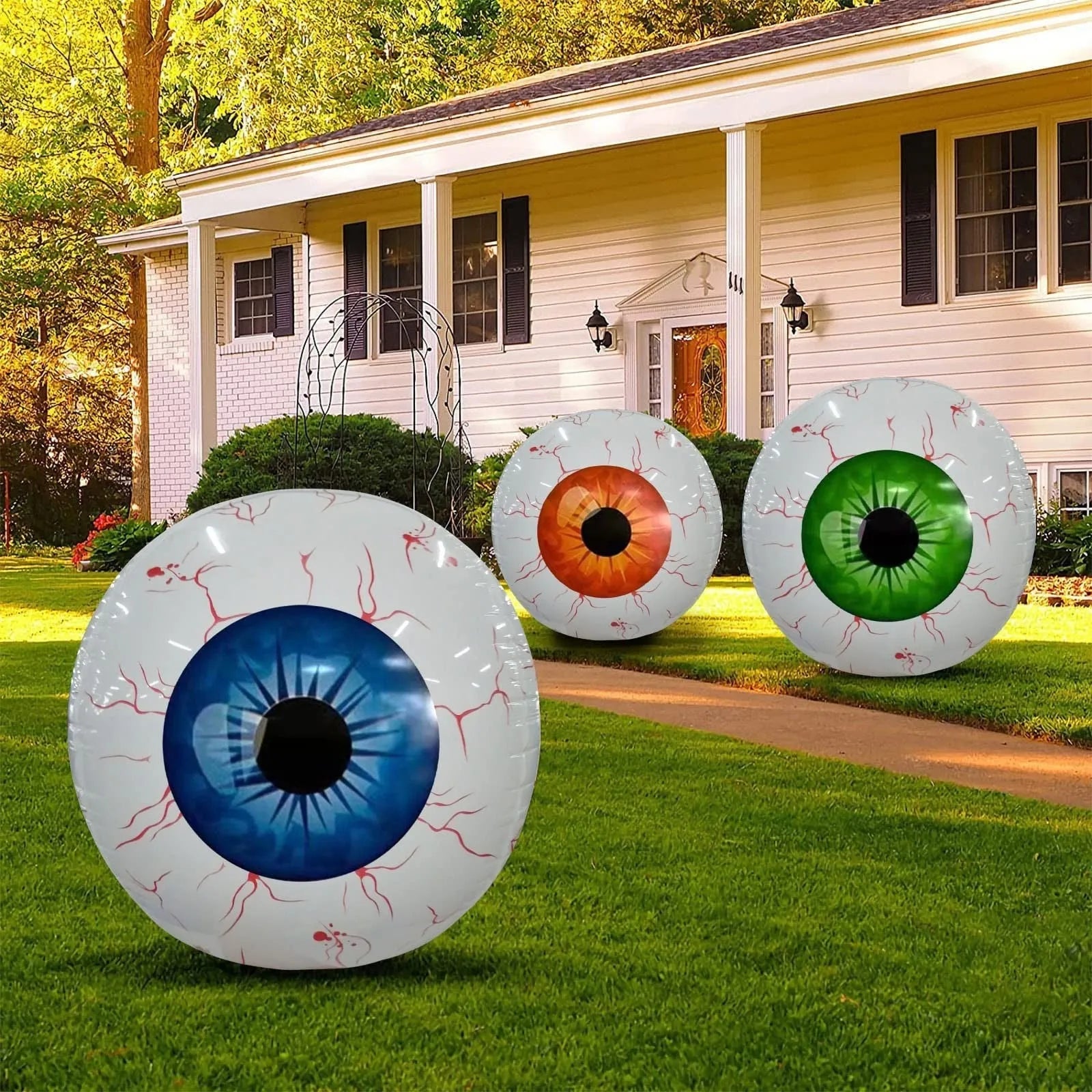 Green Halloween eyeball balloon with bloodshot pattern, 40 cm diameter when inflated