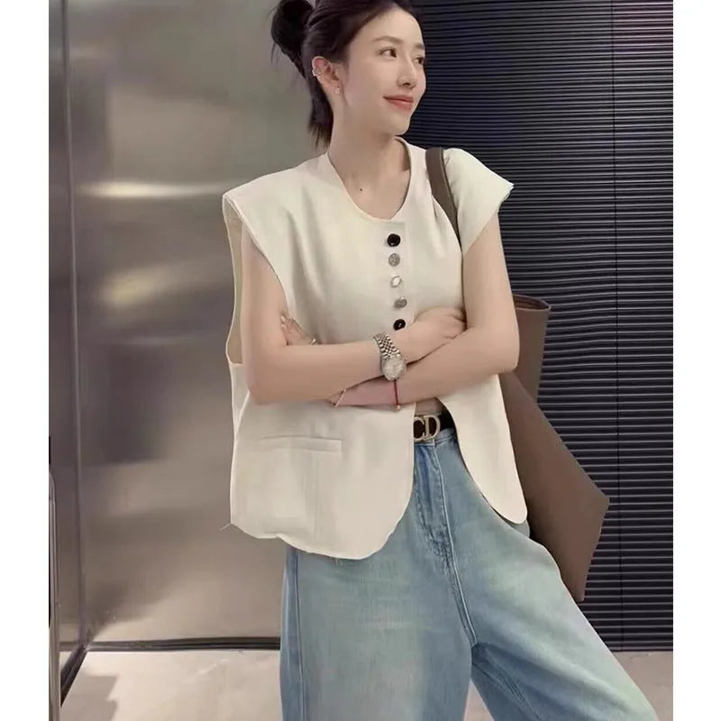 Women's loose-fit polyester vest in milky white with two front pockets, 40cm length