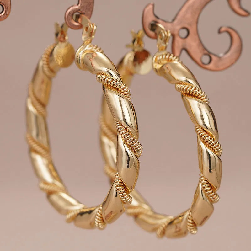 Geometric copper ear clip with 3.5cm ring and 2.5cm line elements in golden finish