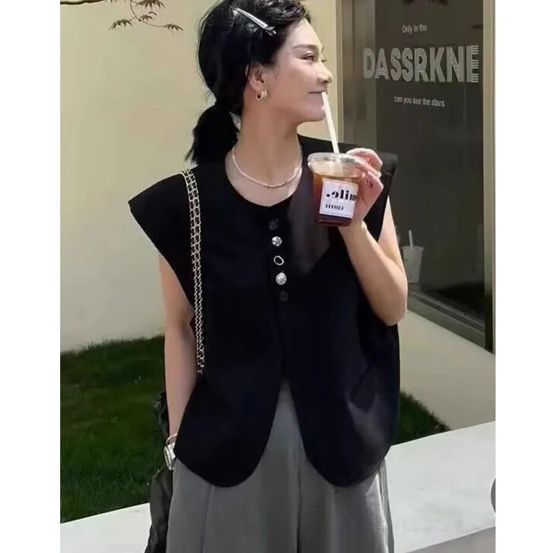 Women's loose-fit polyester vest in milky white with two front pockets, 40cm length