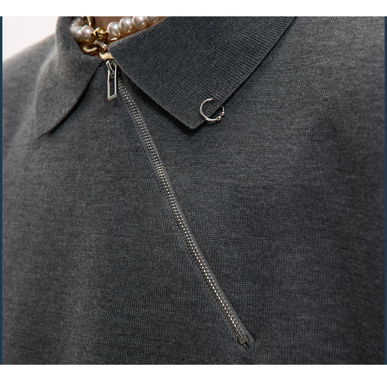 Men's slim-fit knitted polo shirt with oblique zipper and lapel collar in black colour