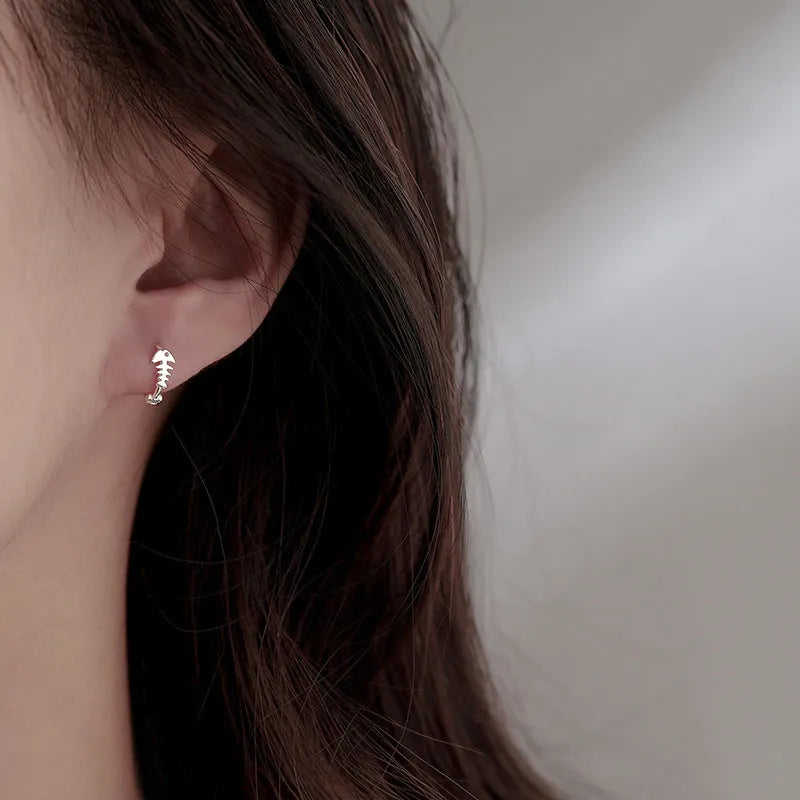 S925 silver fishbone ear studs, small electroplated silver women's earrings with fish bone ear clasp