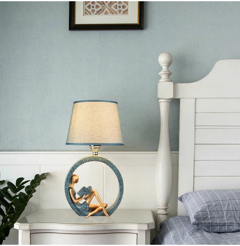 Blue reading girl table lamp in resin and cloth, 20 x 39.8cm, E27 fitting, for bedside or desk use