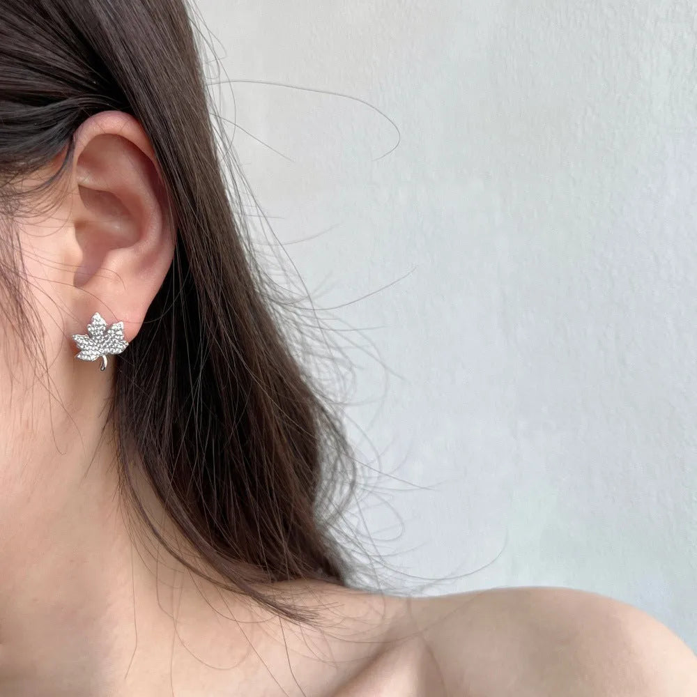 Pair of 925 silver maple leaf earrings for women with platinum-tone electroplating, each measuring 13.3 x 15mm.