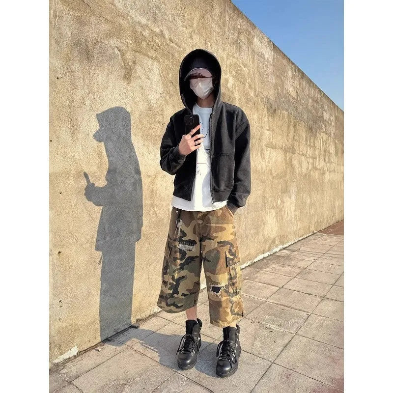 Men's camouflage cropped jeans with straight-leg cut and loose fit in thin cotton fabric