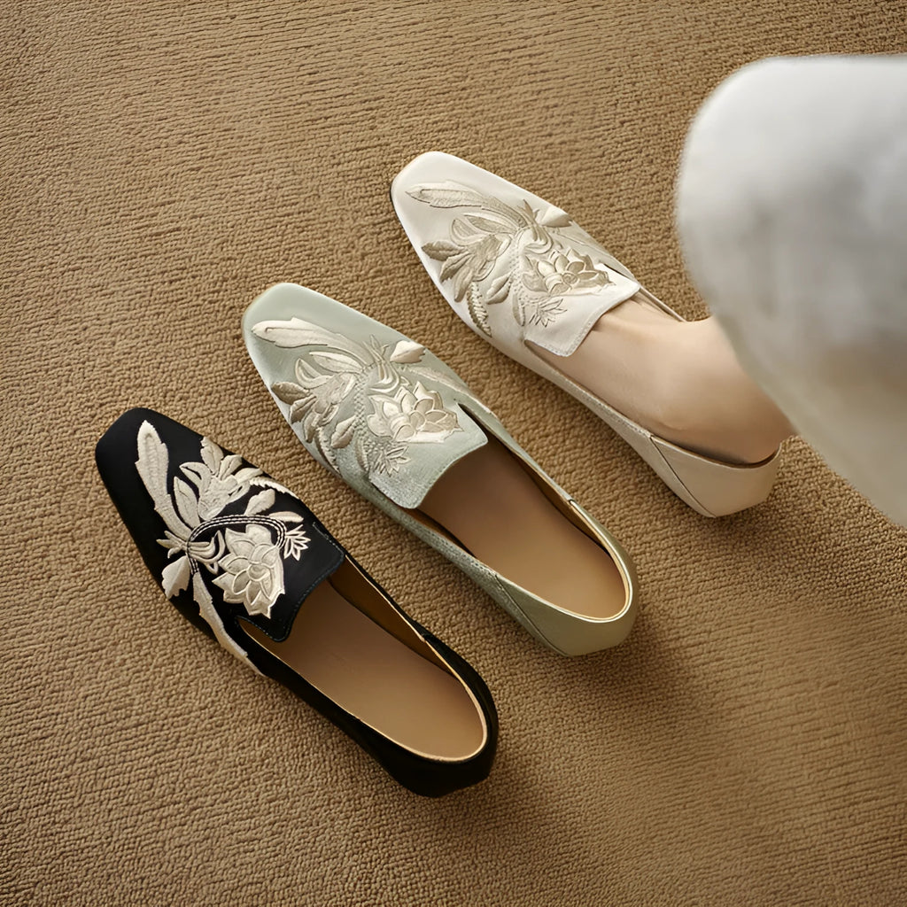 Women's retro flat pumps in fabric with pigskin lining and soft bottom construction
