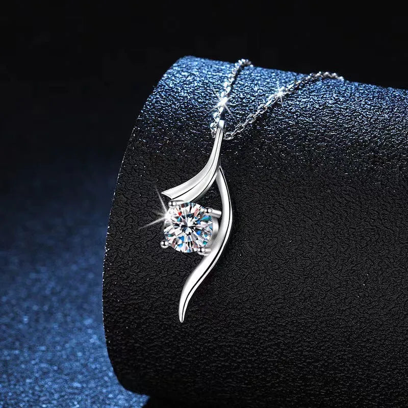 925 sterling silver necklace with round moissanite pendant, four-claw setting and O-shaped chain in white gold colour