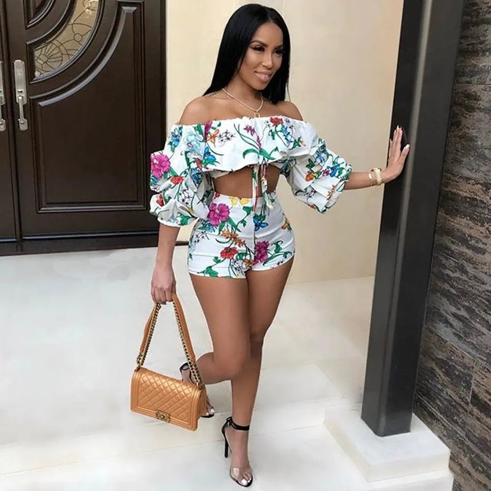 Women's two-piece set with digital printing pattern, long sleeves with pile texture, and matching shorts in multicolour