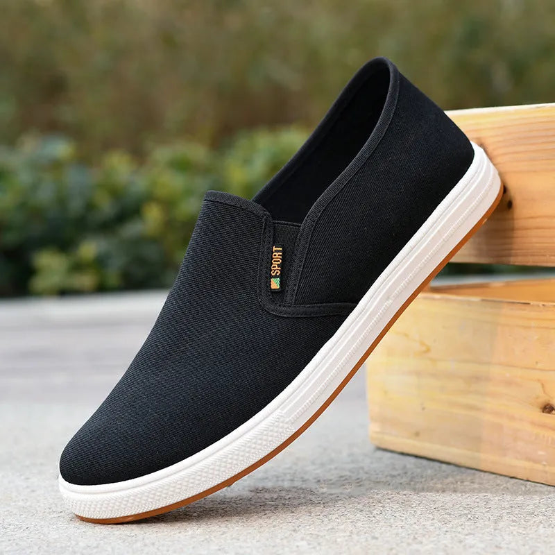 Men's low-top canvas slip-on shoes with round toe and injection moulded soles in black or blue