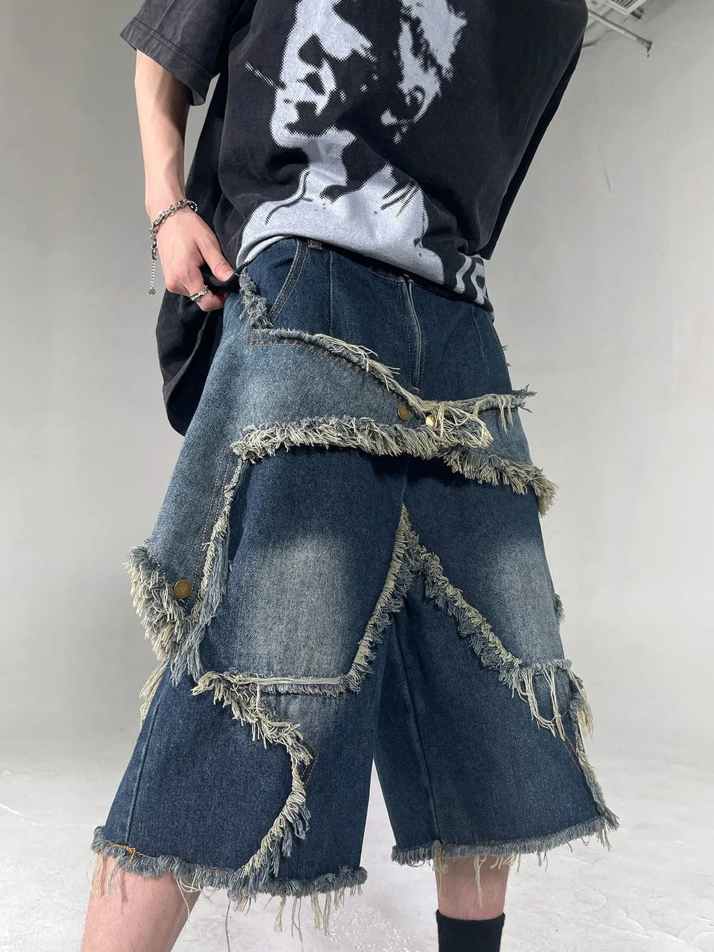 Blue denim shorts with frayed five-pointed star design, loose fit with micro-elastic fabric for summer wear