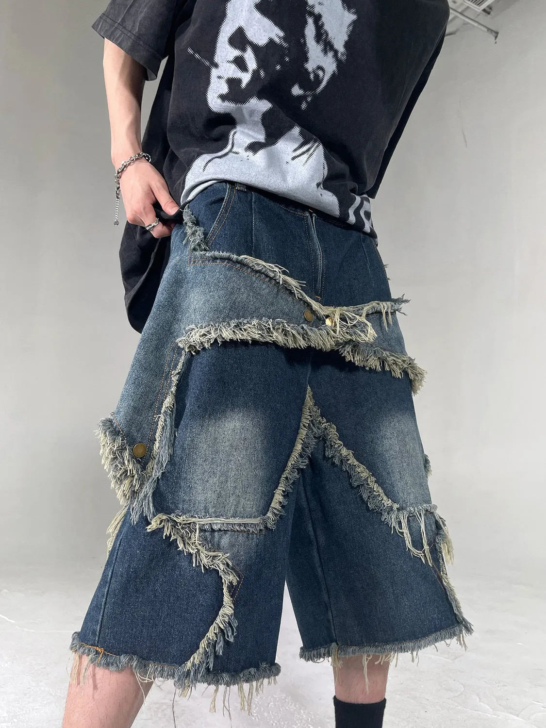 Blue denim shorts with frayed five-pointed star design, loose fit with micro-elastic fabric for summer wear
