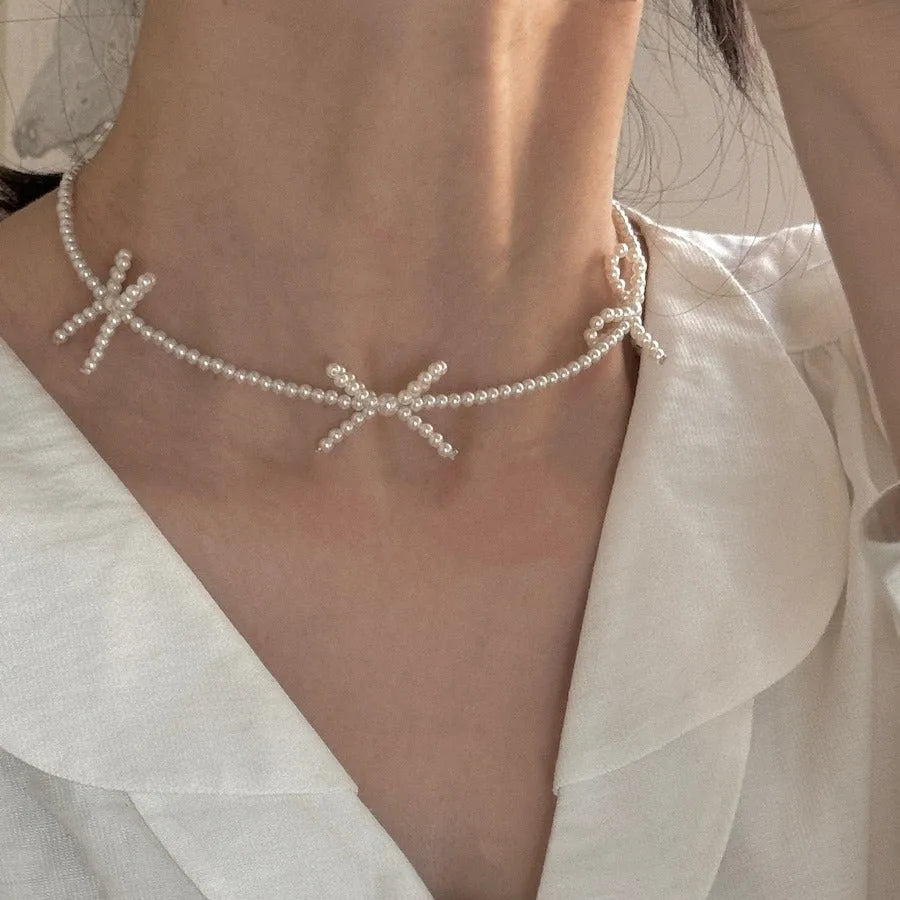 Women's pearl necklace with bow design and adjustable 31-40cm length