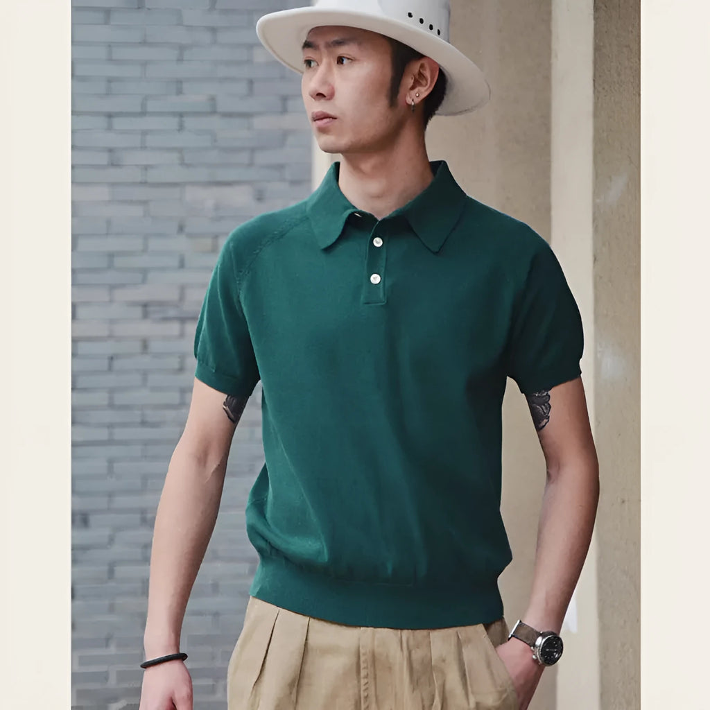 Man wearing a dark brown retro slim-fit short-sleeved cotton T-shirt.
