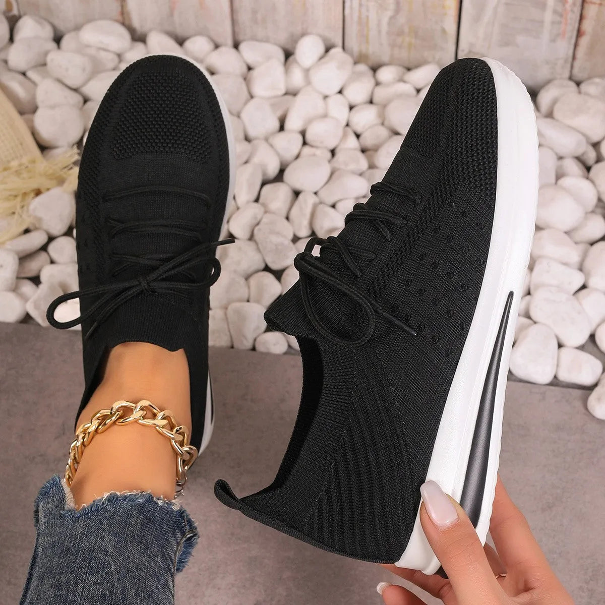 Women's low-top casual sneakers in artificial PU with lace-up front and round toe
