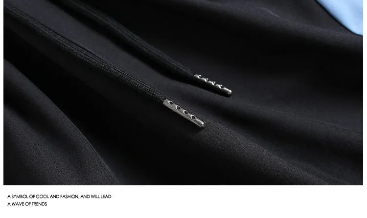 Loose-fit quick-drying sports shorts in black with elastic waistband and above-knee length