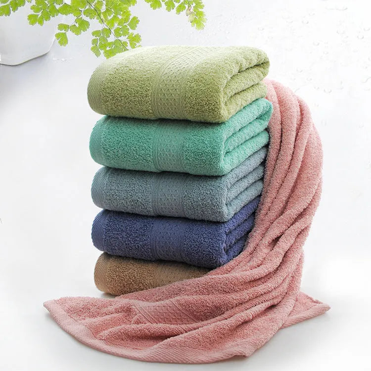 Thickened bath and beach towel with 80% cotton composition in multiple colour options