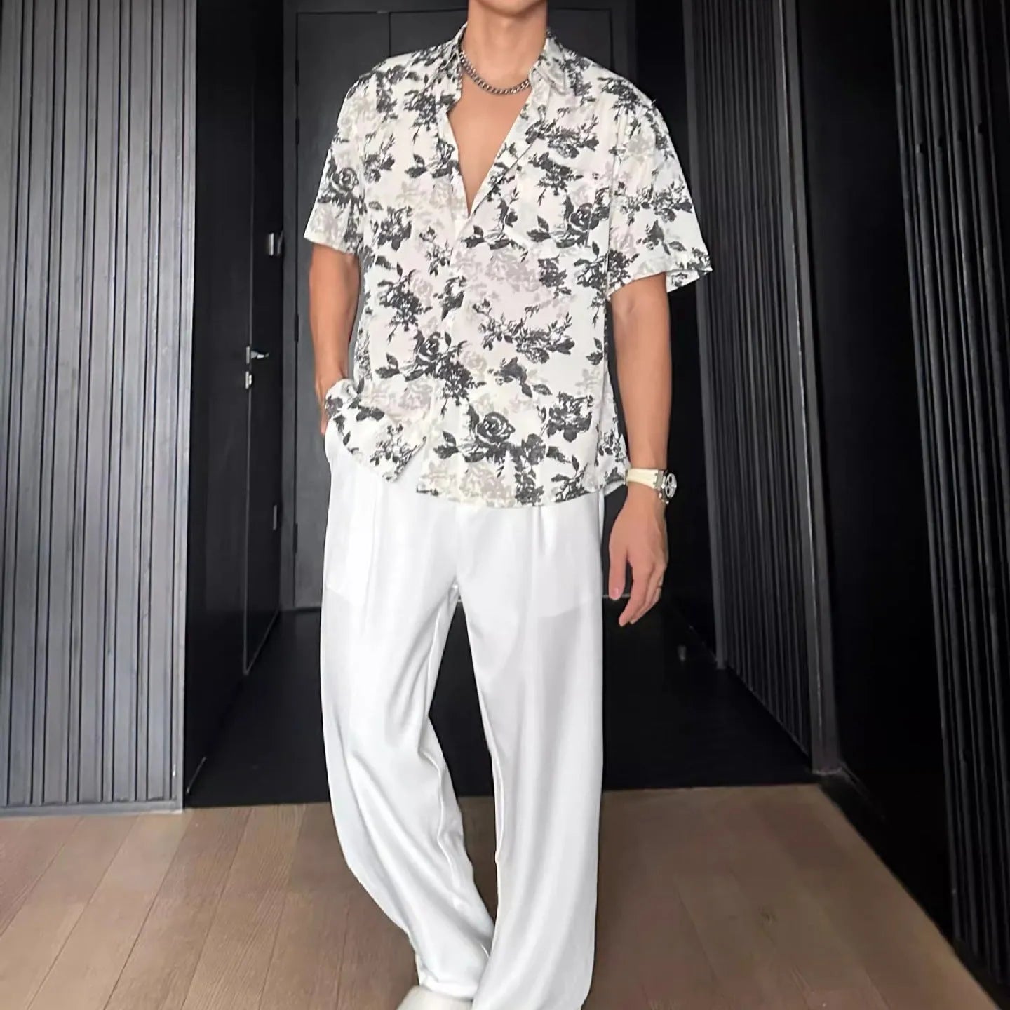 Loose casual printed shirt with short sleeves and floral pattern in black or white, sizes M to XXXL.