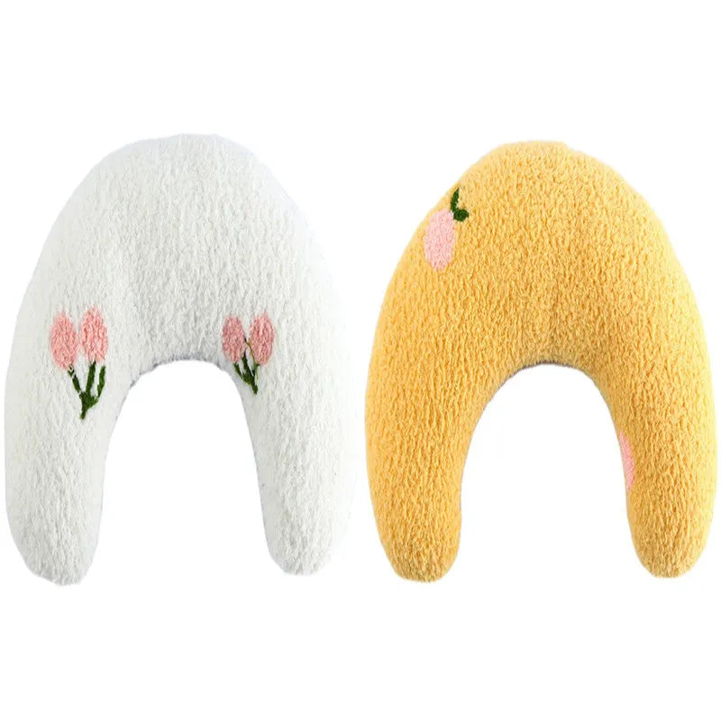 U-shaped pet pillow measuring 27x17x6cm with quilted faux fur surface for cats and small dogs up to 10lbs