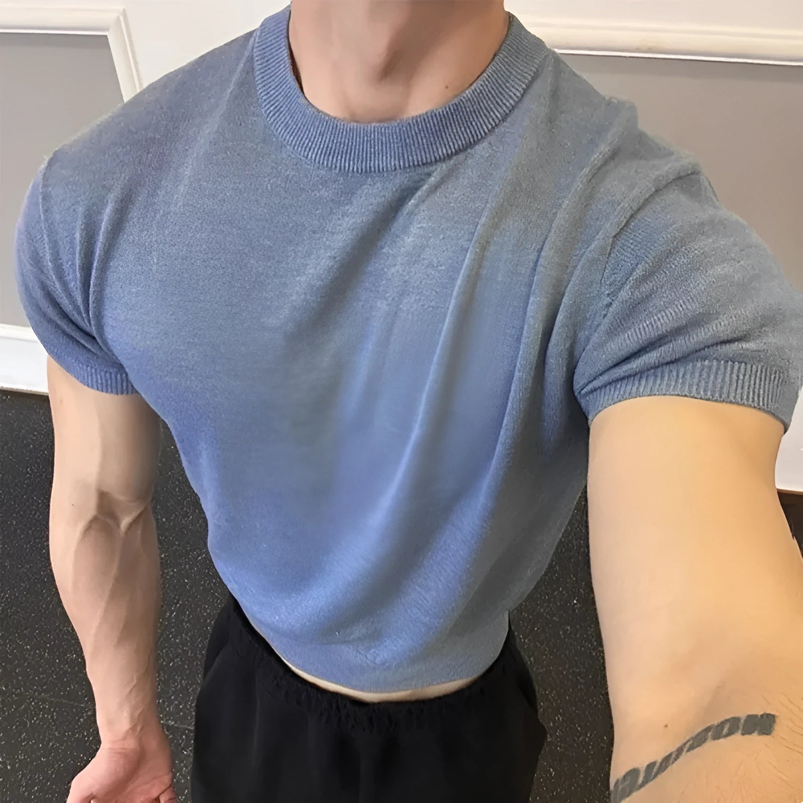 Men's slim fit knitted polyester t-shirt with cuff-closing sleeves in solid colours