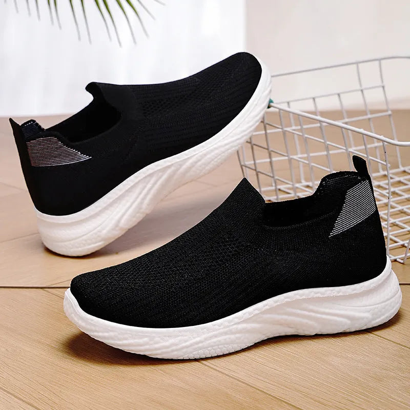 Women's solid colour Flyknit casual running shoes with a round toe and soft PVC sole.