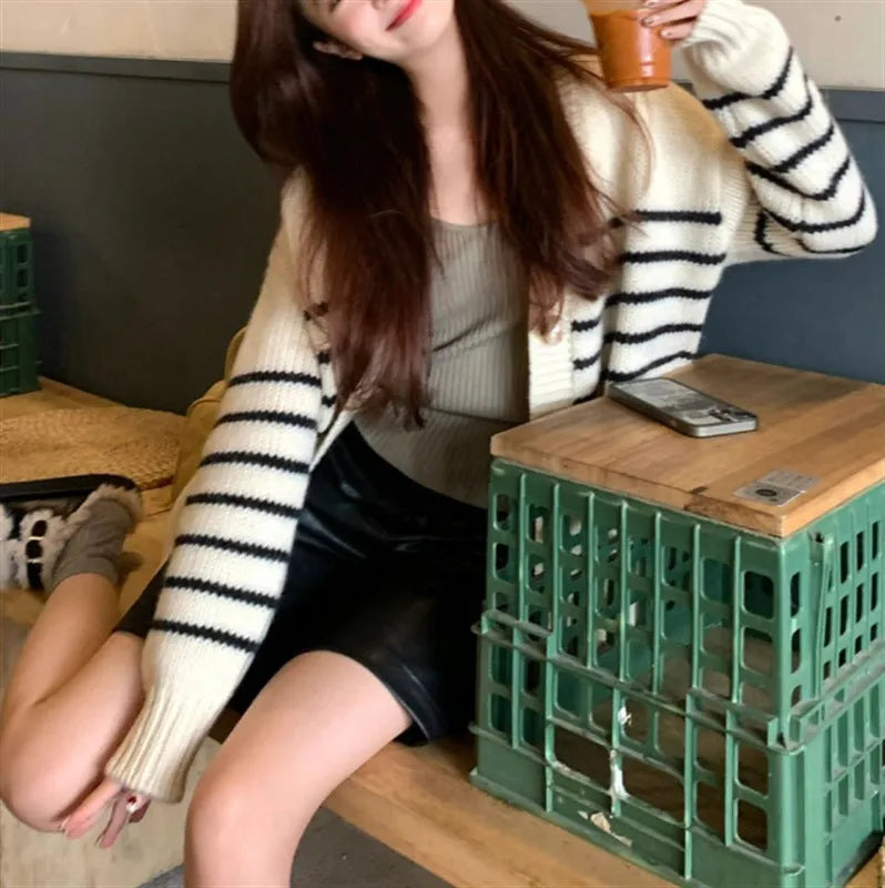 Collar button cardigan with 3D pattern texture, button-front closure, and regular sleeves in Japanese-Korean casual style