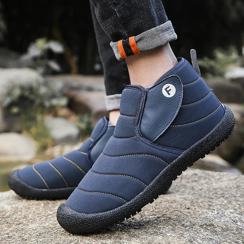 Men's snow boots in black with non-slip rubber soles and plush lining for winter use.