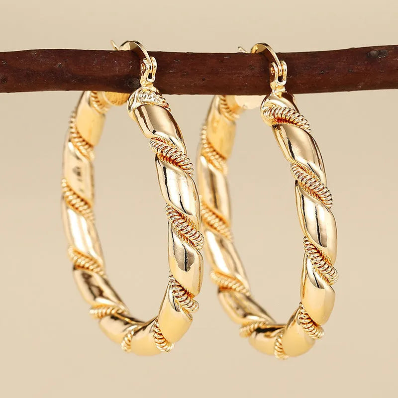 Geometric copper ear clip with 3.5cm ring and 2.5cm line elements in golden finish