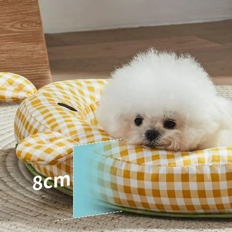 Four-season dog mat with removable cover in green or yellow, showing four size options for small to medium pets