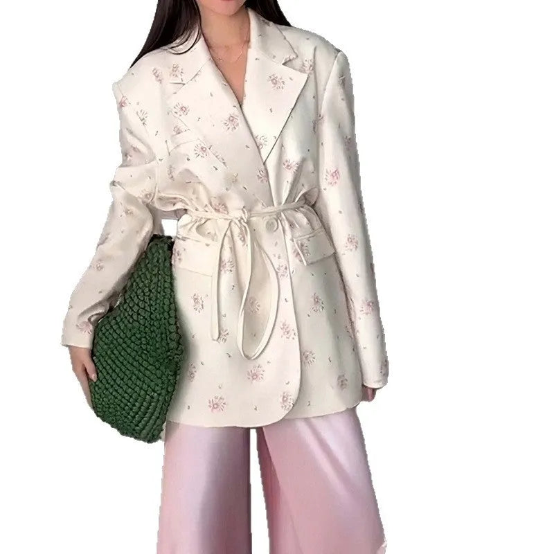 Collar lace-up waist-tight suit jacket in floral print on white background with long sleeves
