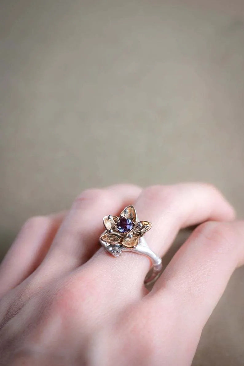 Two-tone floral fashion ring with geometric shape and silver colouration, shown in size for women's accessory.