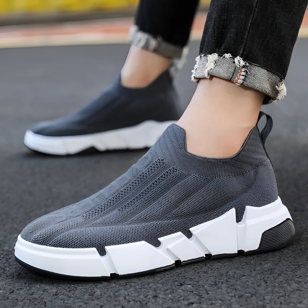 Men's slip-on casual sports shoes with flyknit mesh upper and sock cuffs, mid-top, PVC sole