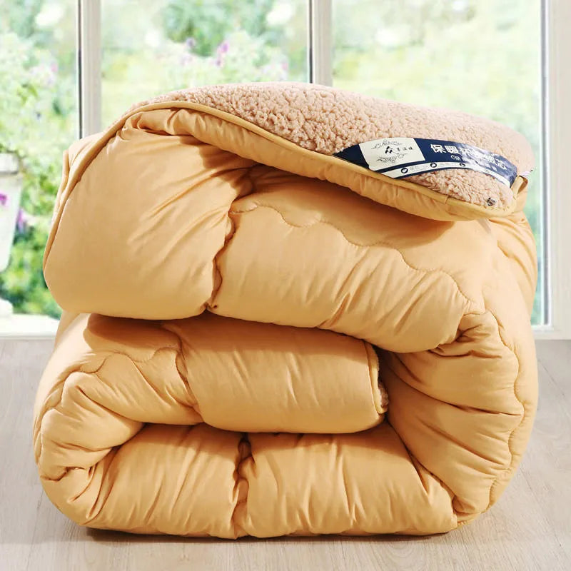Goose down quilt with 100% polyester fibre cover in white beige grey camel or pink, available in four sizes from 150x200 cm to 220x240 cm