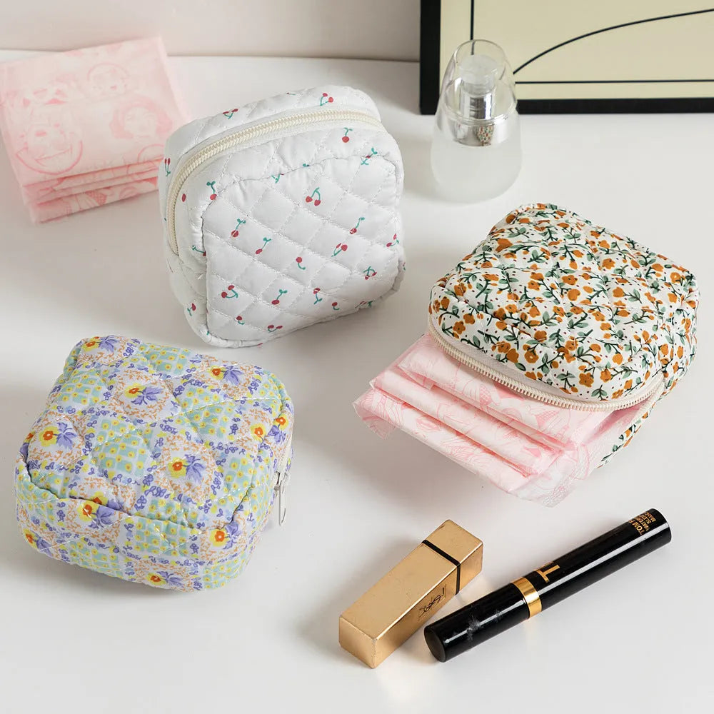 Cute Change women's key storage bag in a floral print made from breathable polyester fabric.