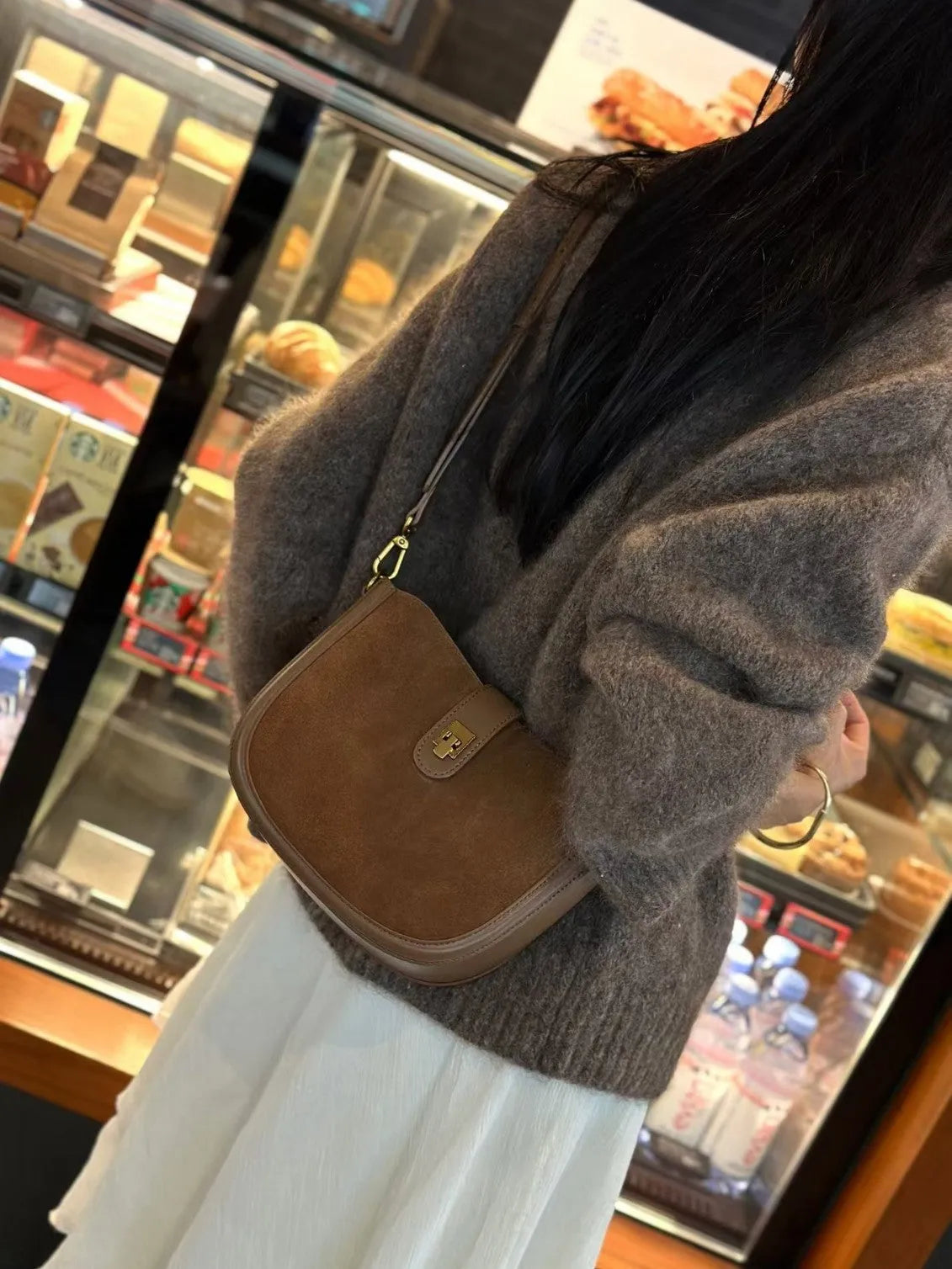 Genuine leather women's one-shoulder crossbody bag in black with sandwich pocket design